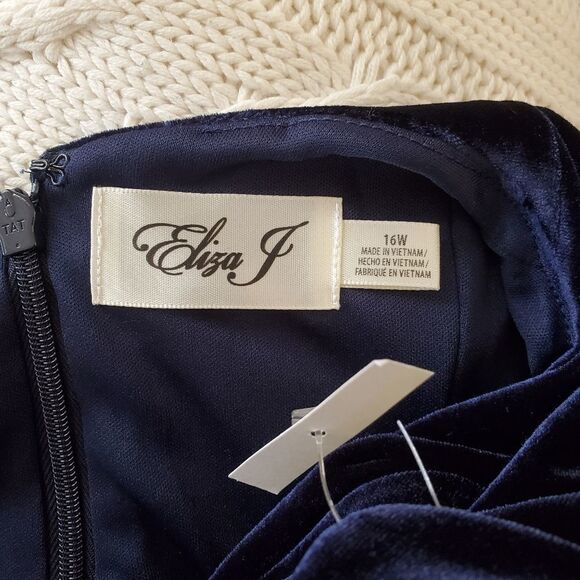 Eliza J Bubble Sleeve Velvet Sheath Dress size 16W in Navy - NEW - Picture 12 of 13